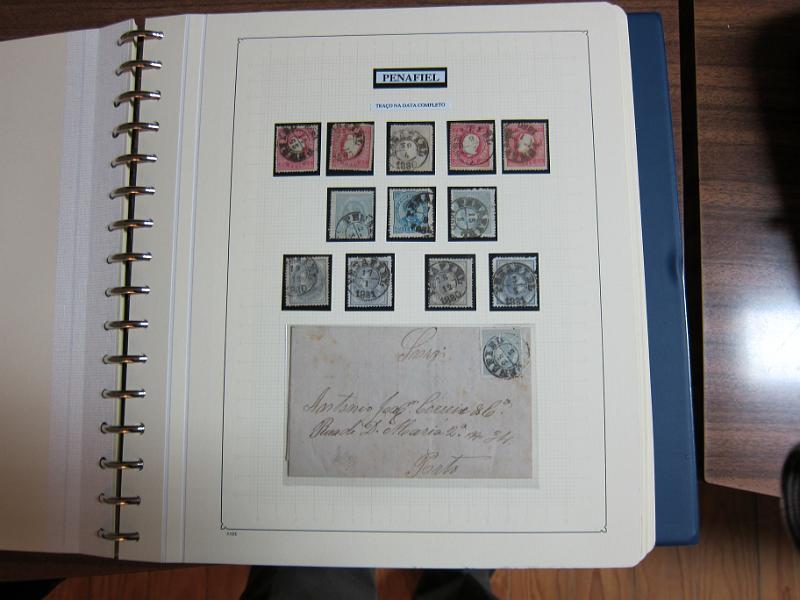 0019 (149).JPG -     Lote:    19      Marcofilia      Lotes Especiais       Descrição:         Portugal. Colecção especializada de carimbos de duplo círculo, tipo 1852, montada em 4 álbuns Lindner, com selos de diversas emissões e cartas, com estudo minucioso de cada marca. Lote a ver.         Lote       Valor Base:     &euro; 2.500,00     Valor Venda:     Retirado     